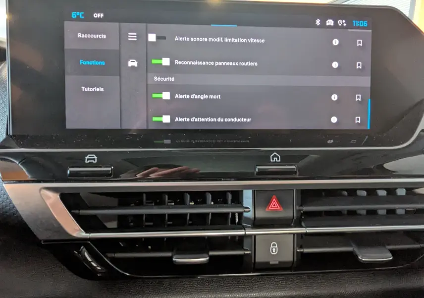 Écran tactile central du tableau de bord de la Citroën C4 2024 affichant les réglages de sécurité et d'alerte conducteur.
