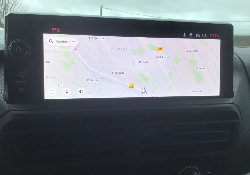 Écran tactile central affichant la navigation GPS du Fiat Scudo Fourgon 2024, intérieur noir avec commandes visibles.