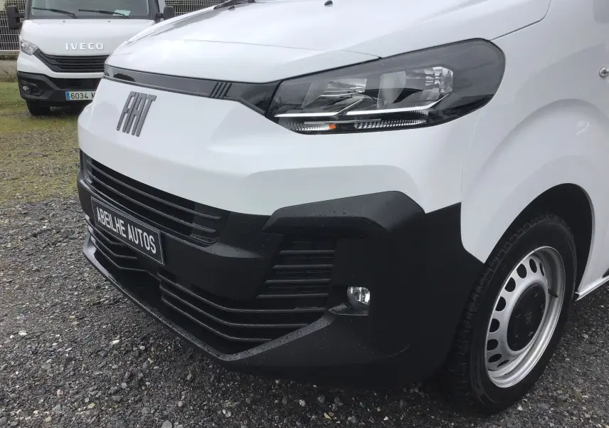Vue 3/4 avant droit du FIAT Scudo Fourgon blanc 2024 avec pare-chocs noir et plaque de protection tôlée visible.