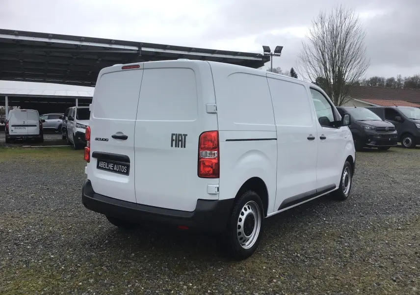 Vue 3/4 arrière droite d'un FIAT Scudo Fourgon blanc 2024 avec hayon fermé et protections noires sur un parking.