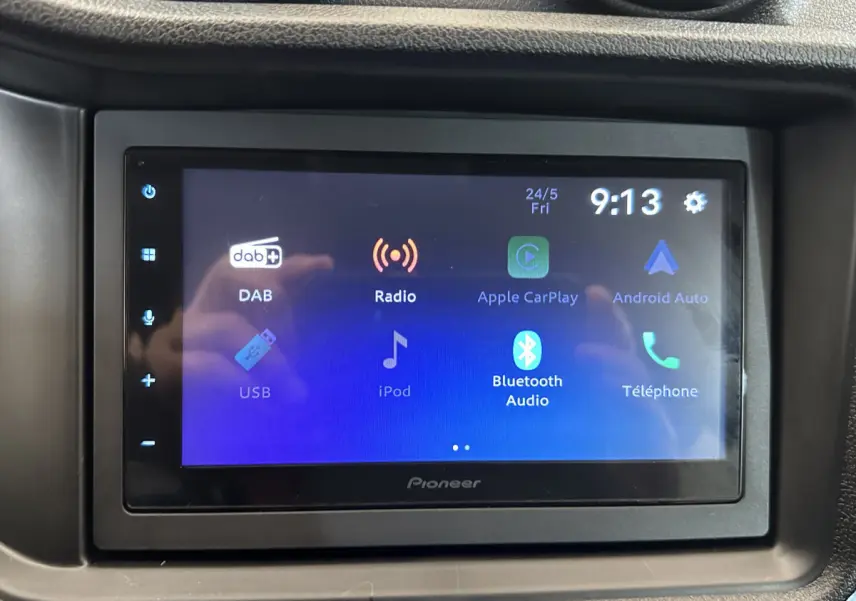 Écran tactile multimédia Pioneer affichant les options radio, Apple CarPlay, Android Auto et Bluetooth dans un véhicule.