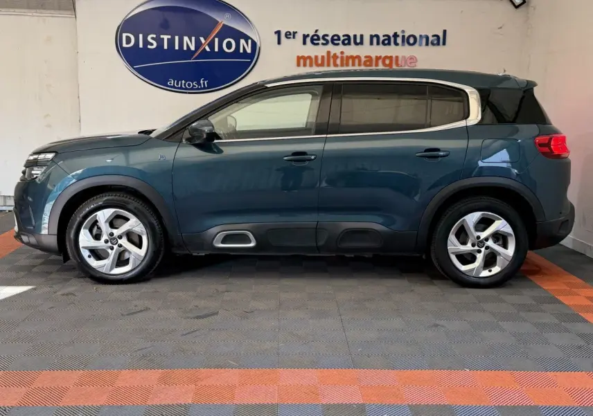 Profil droit du Citroën C5 Aircross Hybrid bleu 2021, avec jantes alliage et détails de carrosserie distinctifs.