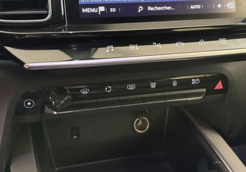 Tableau de bord noir du Citroën C5 Aircross Hybrid 225 ë-EAT8 avec commandes tactiles et écran central tactile visible.