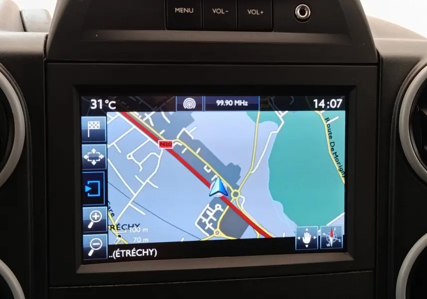 Écran de navigation GPS du Peugeot Partner 1.6 BlueHDi 100, affichant une carte routière avec température et heure.