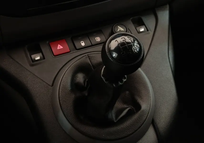 Gros plan sur le levier de vitesses manuel noir du Peugeot Partner 1.6 BlueHDi 100 Long Pro de 2018.