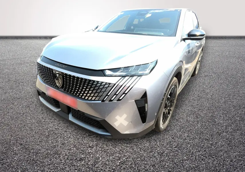 Peugeot 3008 gris clair en 3/4 avant droit, avec calandre noire et phares LED distinctifs.