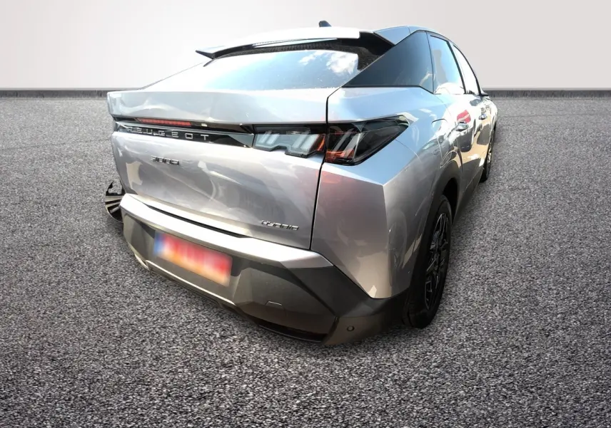 Vue 3/4 arrière droite d’un Peugeot 3008 hybride gris clair avec feux arrière LED et toit noir contrasté.