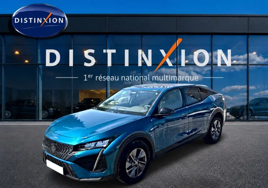 Peugeot 408 Hybrid bleu en 3/4 avant droit, avec calandre distinctive et jantes alliage devant un showroom Distinxion.