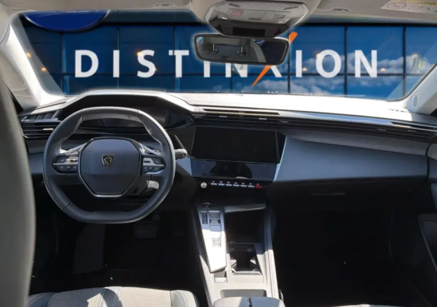 Vue intérieure avant du Peugeot 408 Hybrid 145 allure e-dcs6 2025, tableau de bord moderne et volant compact noir.