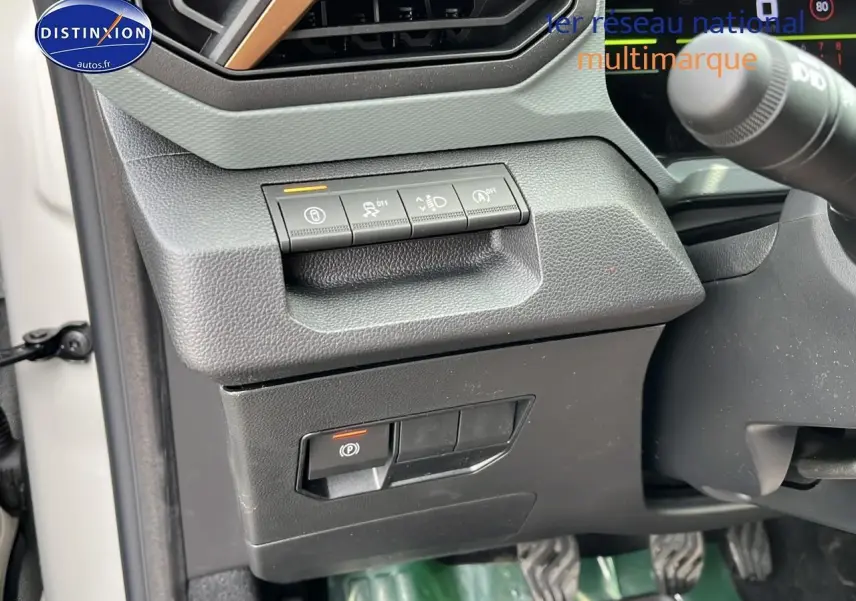 Détail des commandes côté gauche du tableau de bord du Dacia Duster 2025 couleur Sandstone avec boutons d'assistance activés.