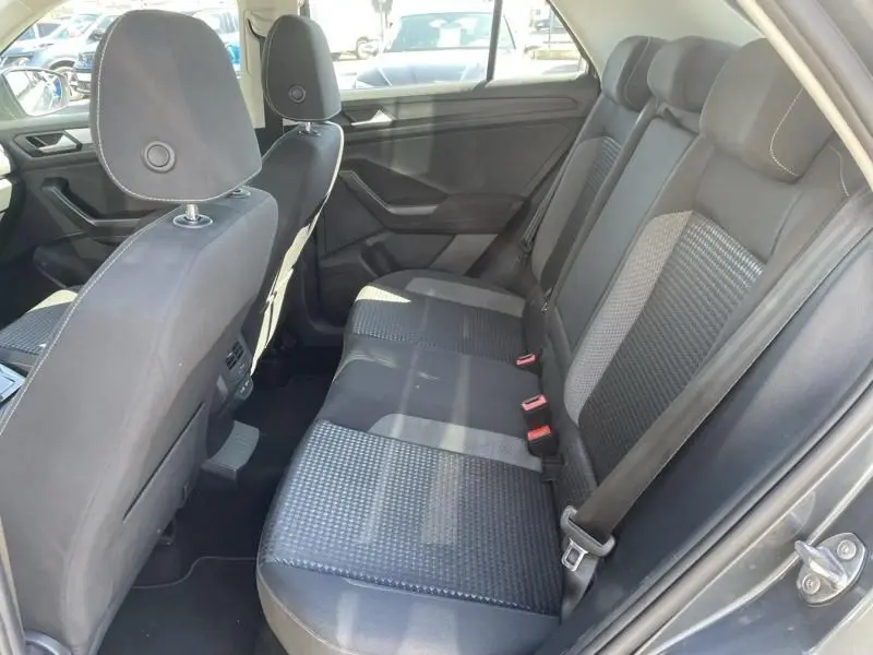 Vue intérieure arrière côté droit du Volkswagen T-Roc 1.5 TSI 150 Active DSG7 2021 avec sièges tissu gris foncé.
