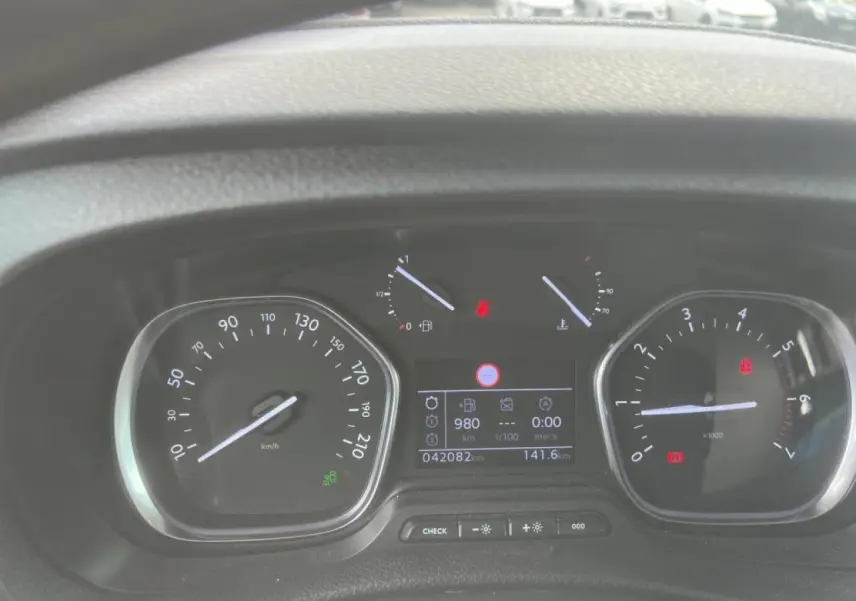 Tableau de bord du Citroën Jumpy XL 2023 avec affichage numérique et compte-tours, vue frontale rapprochée.