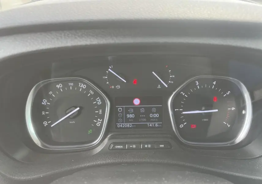 Tableau de bord du Citroën Jumpy XL blanc 2023, affichage numérique et compte-tours à aiguille en gros plan.