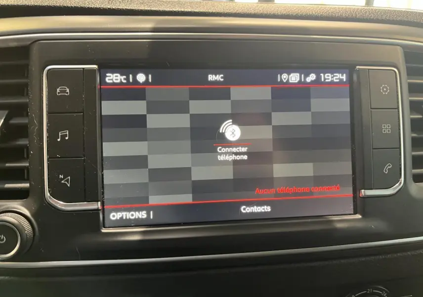 Écran tactile central du tableau de bord du Citroën Jumpy XL blanc, affichant la connexion Bluetooth inactive.