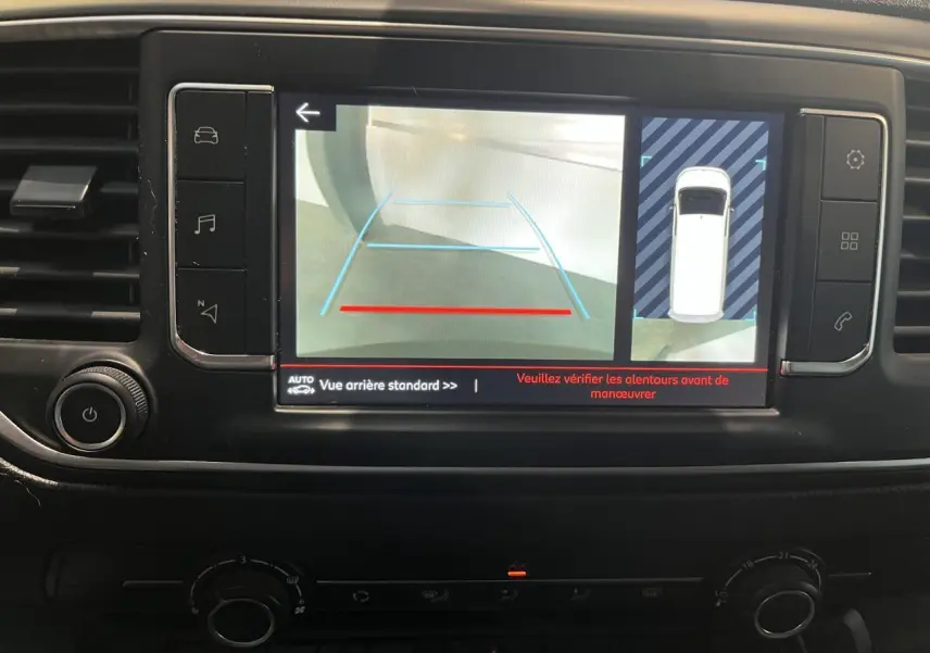 Écran tactile du tableau de bord du Citroën Jumpy blanc montrant la caméra de recul et l'aide au stationnement.