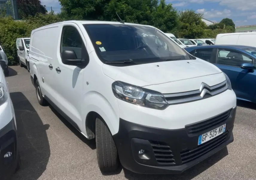 Citroën Jumpy blanc vue 3/4 avant droit avec pare-chocs noir et plaque d'immatriculation française visible.