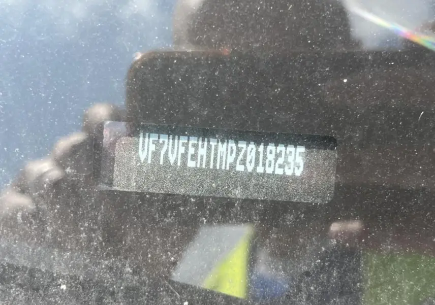 Gros plan sur le numéro VIN visible à travers le pare-brise d'un Citroën Jumpy blanc 2023