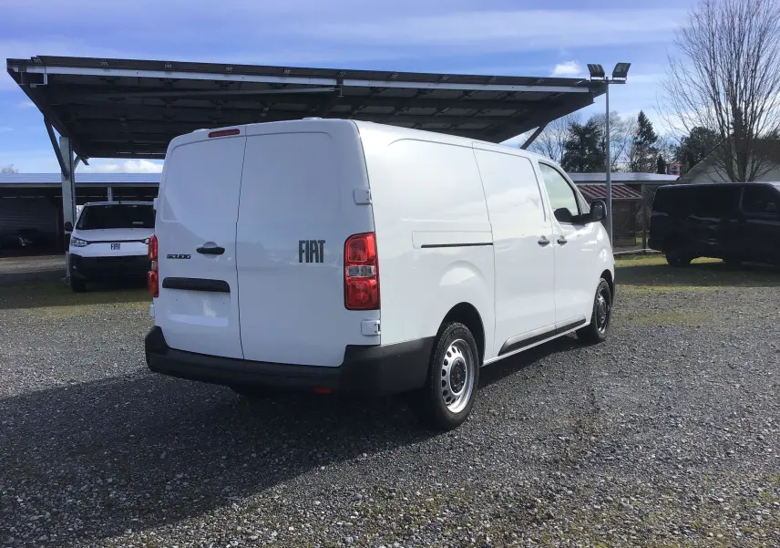 Vue 3/4 arrière droite d’un FIAT Scudo Fourgon blanc 2024 avec garde au sol réhaussée et plaque de protection tôlée.