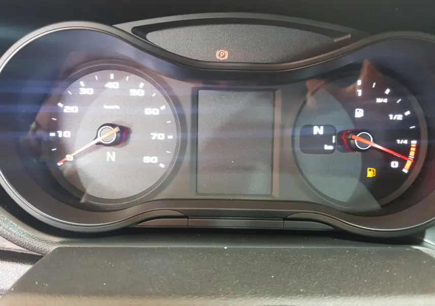 Vue rapprochée du tableau de bord de l'AIXAM AMBITION 0.5 CITY PACK 2026, avec compteurs numériques et indicateur de carburant.