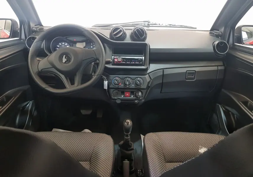 Vue intérieure frontale de l'AIXAM AMBITION 0.5 CITY PACK 2026, tableau de bord noir avec volant et rétroviseur caméra côté conducteur rouge visible.