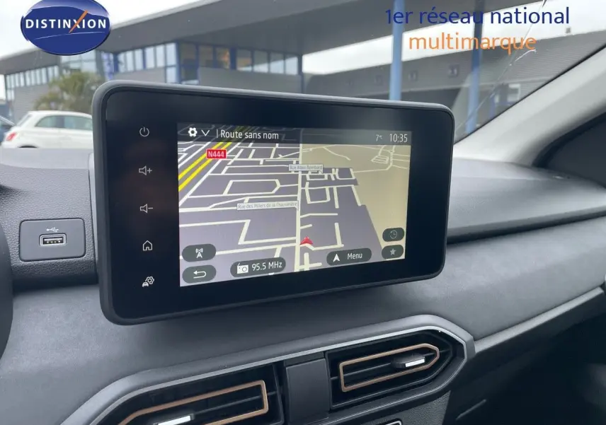 Écran tactile central affichant la navigation dans l'habitacle d'une Dacia Sandero Stepway 2024 gris schiste métal.