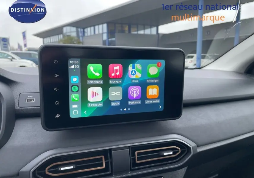 Écran tactile central affichant les applications connectées dans l'habitacle d'une Dacia Sandero Stepway 2024.