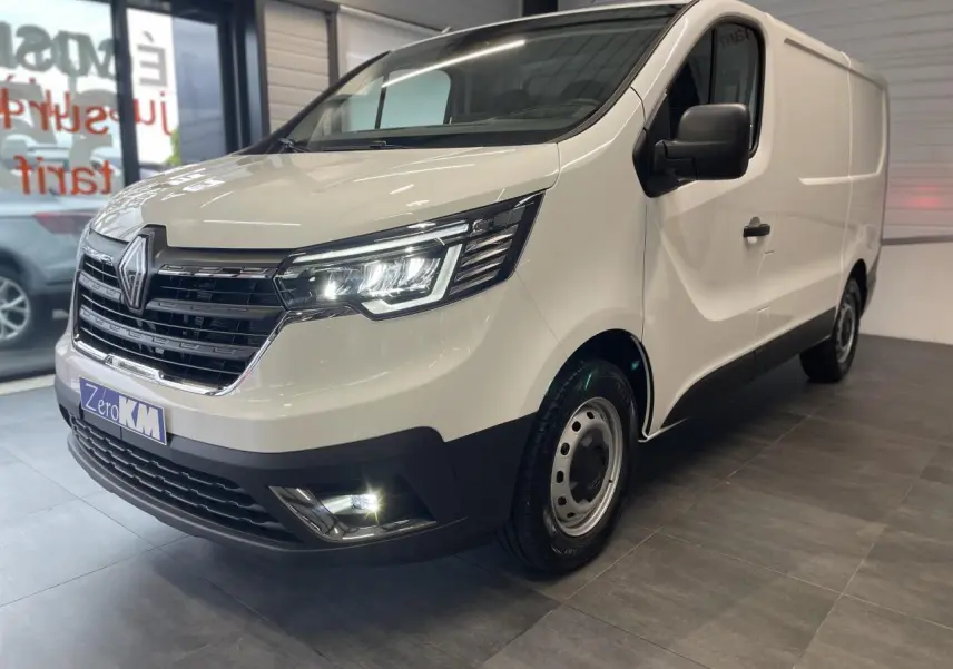 Vue 3/4 avant droit du Renault Trafic Fourgon blanc Glacier avec projecteurs Full LED et jantes tôles 16 pouces.