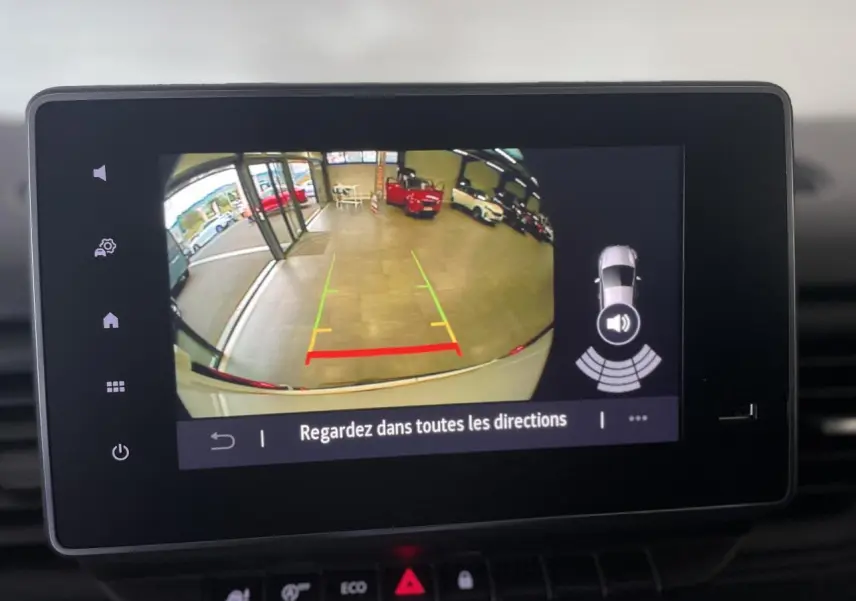 Écran multimédia montrant la caméra de recul du Renault Trafic Fourgon blanc avec lignes de guidage colorées.
