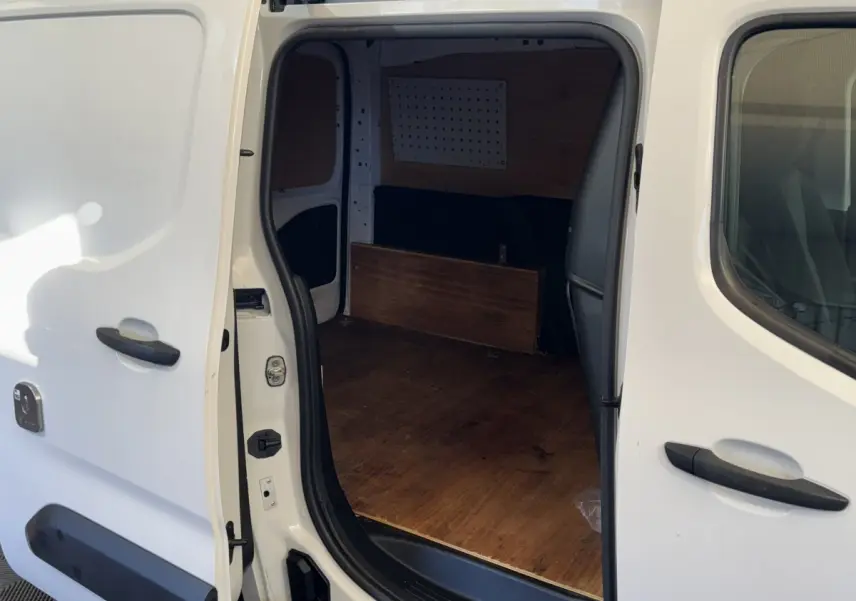 Vue latérale gauche du Citroën Berlingo blanc 2020 avec porte coulissante ouverte dévoilant l’espace de chargement en bois.