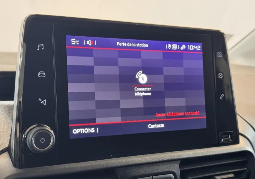 Écran tactile central de 8 pouces du Citroën Berlingo 2020 affichant la connexion Bluetooth, vue intérieure rapprochée.