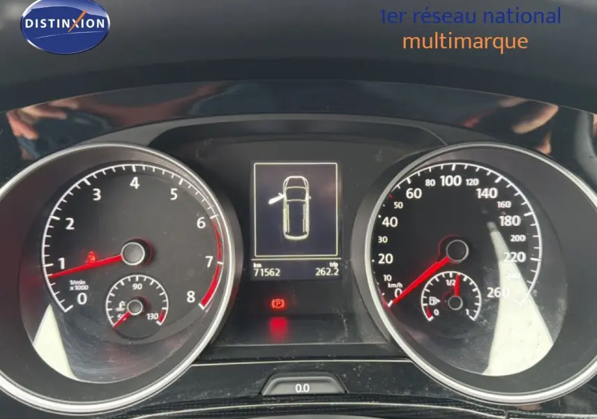 Tableau de bord du Volkswagen Touran 2018, affichage des compteurs et écran central avec indicateur de porte ouverte.