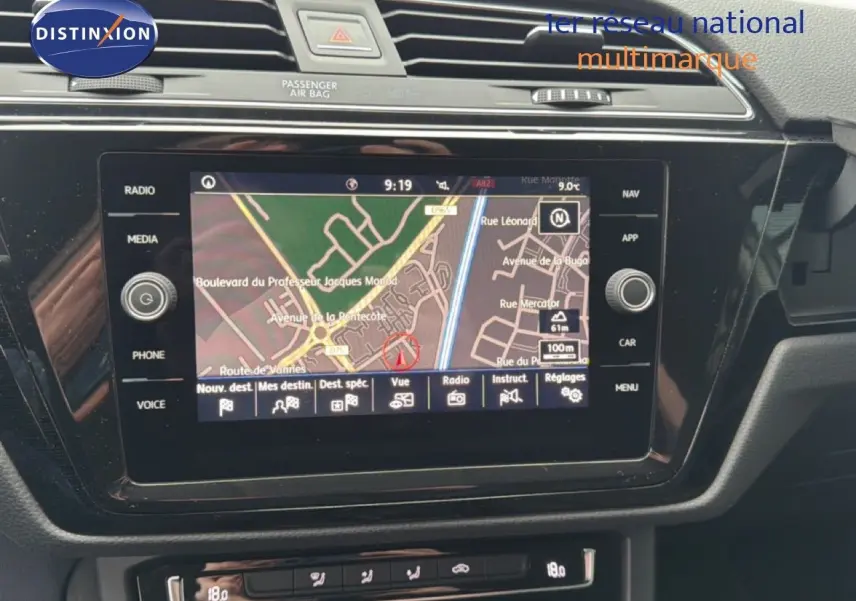 Vue rapprochée de l'écran tactile central avec navigation GPS du tableau de bord d'un Volkswagen Touran 2018.