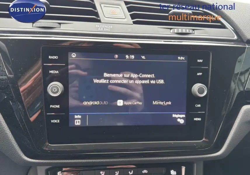 Gros plan sur l’écran tactile multimédia noir du tableau de bord du Volkswagen Touran blanc de 2018.