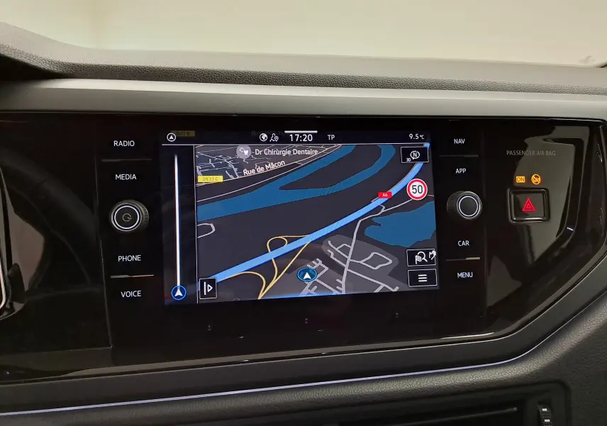 Écran central tactile du Volkswagen Taigo 2025 affichant la navigation GPS avec carte et indications routières.