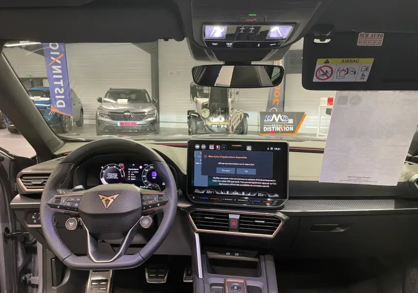 Vue intérieure avant du CUPRA Formentor gris Graphene, volant Supersports et écran tactile central HD 12,9 pouces.