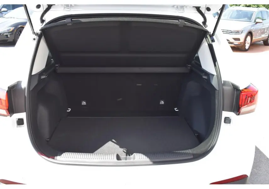 Coffre ouvert vu de l'arrière d'un MG ZS blanc 2026, montrant l'espace de chargement vide et les feux arrière.
