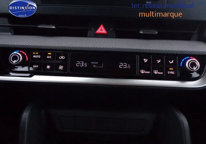 Détail du tableau de bord avec commandes de climatisation digitale sur KIA Sportage gris acier 2022.