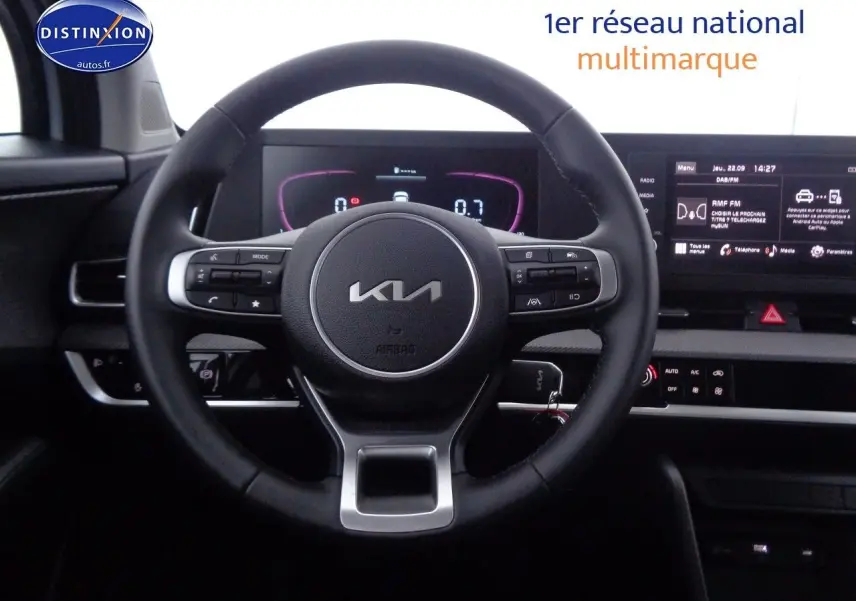 Vue frontale du volant noir du Kia Sportage 2022 avec tableau de bord numérique et écran tactile multimédia.