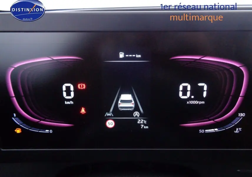 Tableau de bord numérique du Kia Sportage 2022 avec affichage vitesse, régime moteur et alertes en violet et blanc.