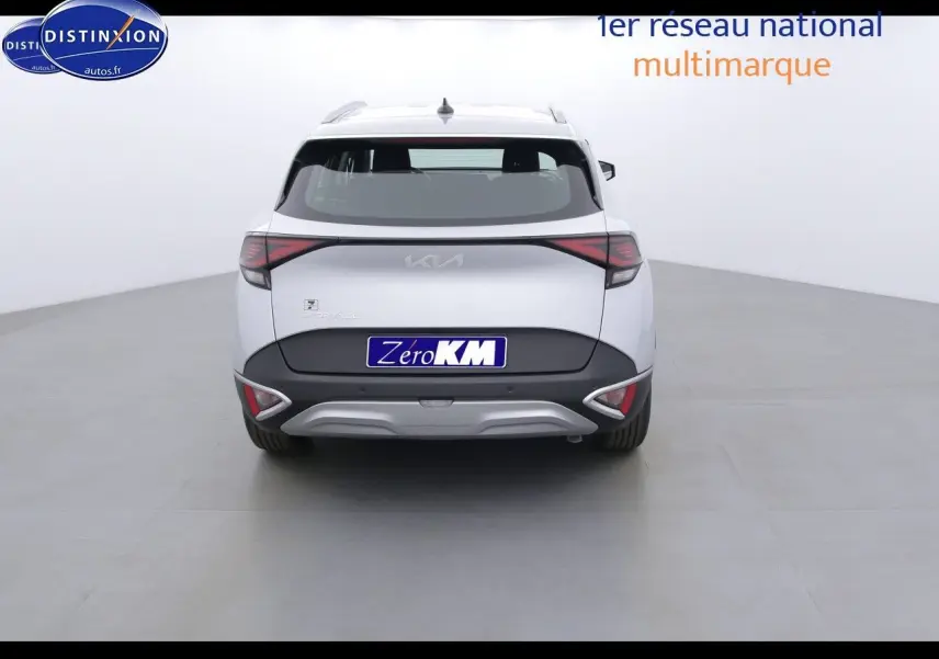 Vue arrière du KIA Sportage gris acier métal 2022 avec feux arrière bicolores et logo central lumineux.