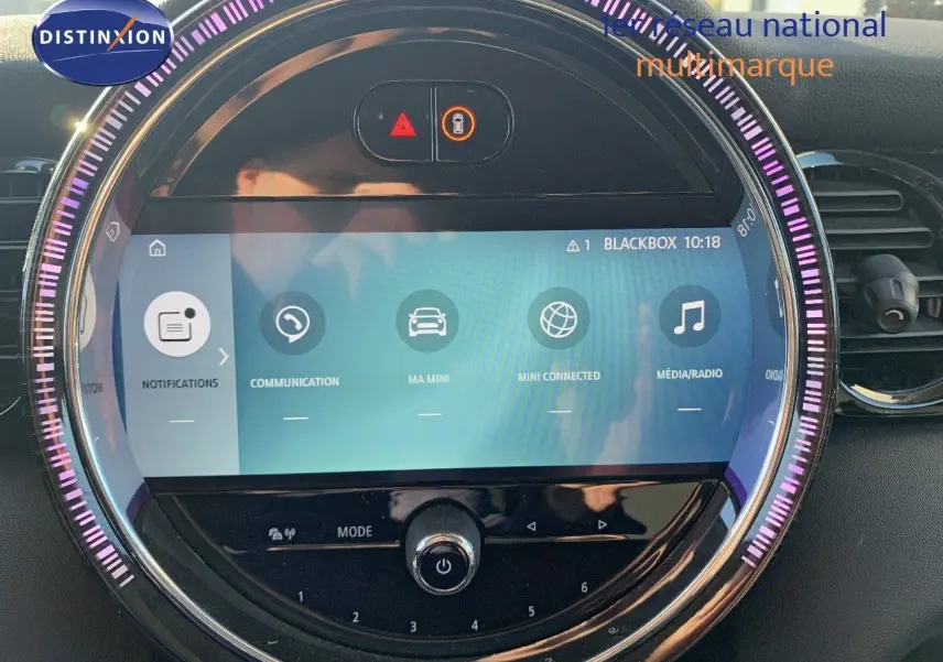 Tableau de bord circulaire de MINI 2023 avec écran tactile et anneau lumineux violet, ambiance intérieure moderne