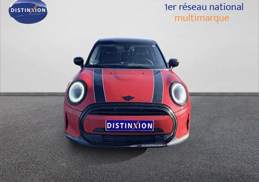 Vue frontale d'une MINI 1.5 136CH STEPTRONIC rouge chili avec bandes noires sur le capot et phares LED ronds.