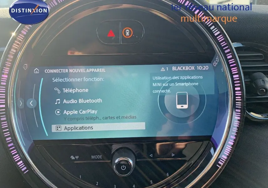 Écran central rond du tableau de bord de la MINI rouge chili 2023, affichant les options de connexion smartphone.