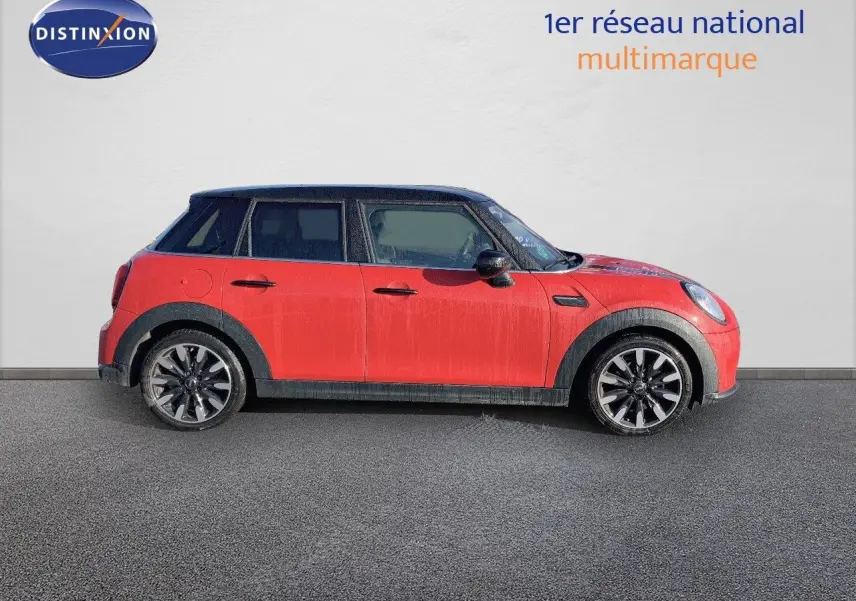 Profil côté gauche d'une MINI 1.5 136CH Steptronic rouge chili avec toit noir et jantes bi-ton 17 pouces.
