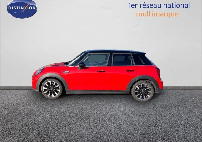 Profil côté gauche d'une MINI 5 portes rouge chili avec toit noir et jantes alliage noires sur fond neutre.
