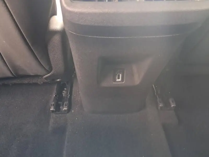 Prise USB située à l'arrière de la console centrale dans l'habitacle noir du Citroën C5 Aircross blanc 2019.