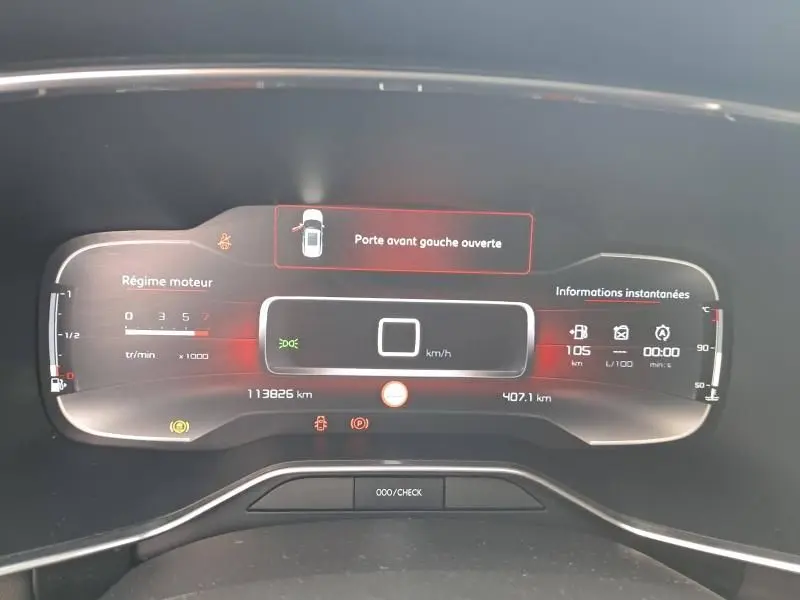 Tableau de bord numérique du Citroën C5 Aircross blanc 2019, affichant porte avant gauche ouverte et compteurs au repos.