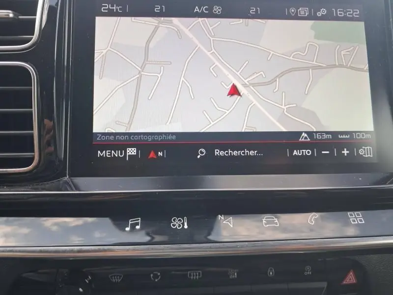 Écran tactile du système de navigation du Citroën C5 Aircross blanc, version HDi 130 Shine, affichant une carte routière.