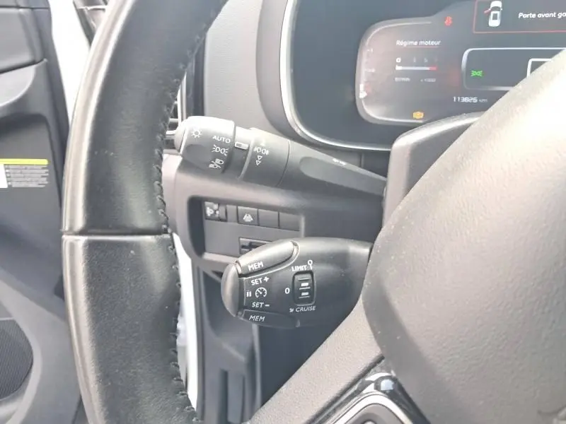 Gros plan sur le volant et commandes du régulateur de vitesse du Citroën C5 Aircross blanc HDi 130 Shine 2019.
