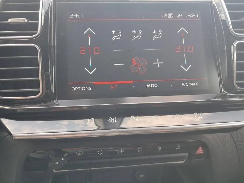 Écran tactile du système de climatisation du Citroën C5 Aircross blanc, affichant 21°C en mode automatique.